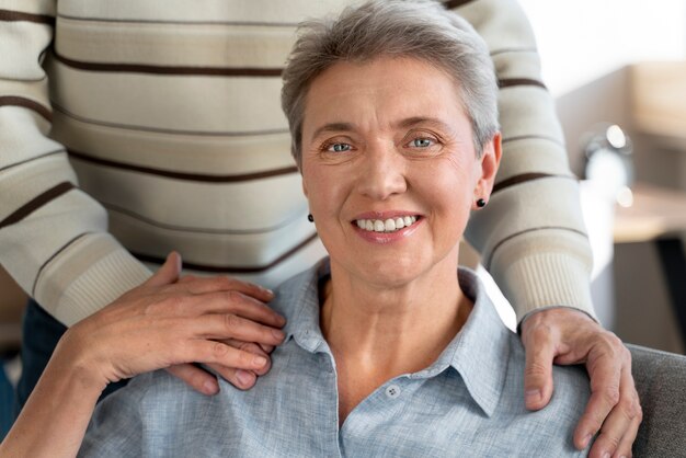 Gros plan femme souriante à l'intérieur