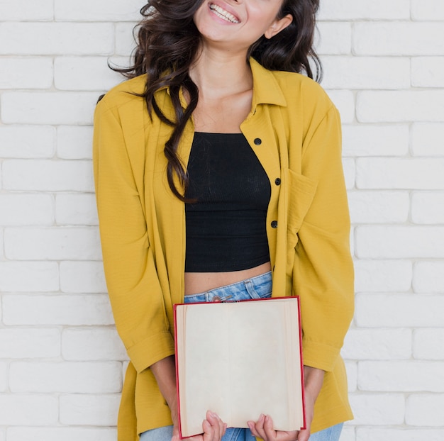 Photo gratuite gros plan femme souriante avec livre