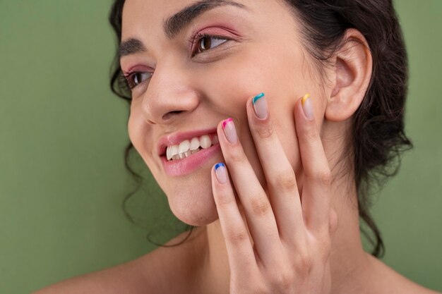 Gros plan femme souriante avec manucure française