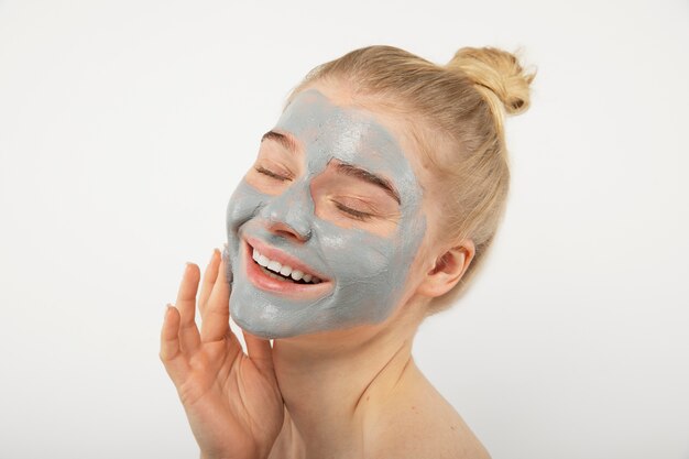 Gros plan femme souriante avec masque facial