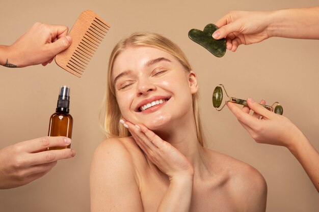 Gros plan sur une femme souriante avec des outils de beauté