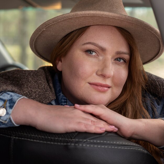 Gros plan, femme souriante, porter, chapeau