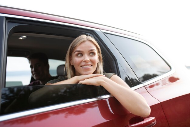 Gros plan femme souriante en voiture