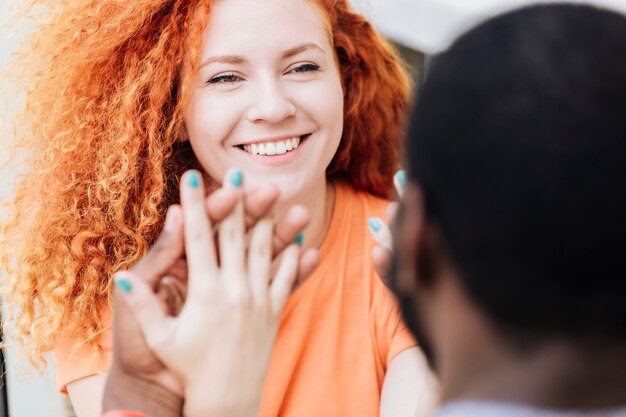 Gros plan, femme, sourire, amant