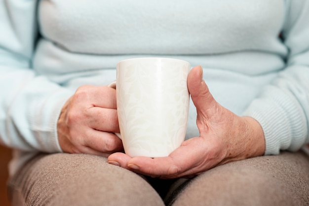 Gros plan femme avec une tasse de thé