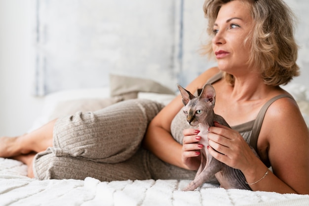 Gros plan femme tenant un chat