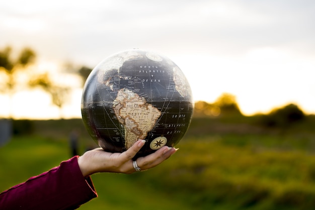 Gros plan d'une femme tenant un globe