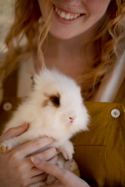 Gros plan femme tenant un lapin