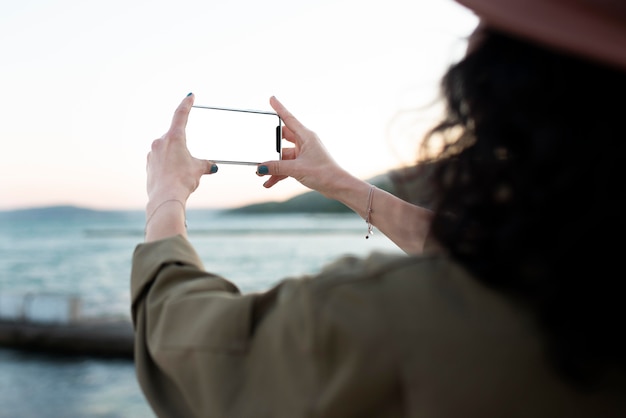 Gros plan femme tenant un smartphone