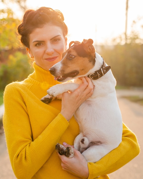 Gros plan femme tenant son chien