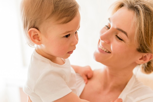 Gros plan, femme, tenue, bébé, Sourire