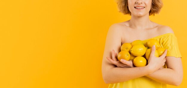 Gros plan, femme, tenue, citrons