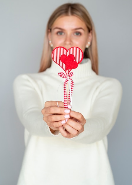 Gros plan, femme, tenue, coeur, décoration