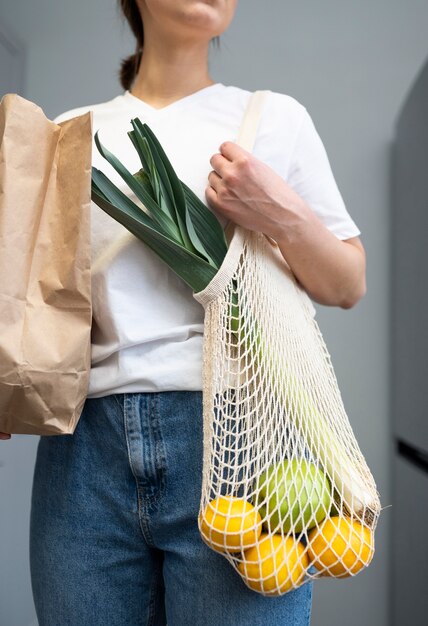 Gros plan, femme, tenue, épicerie