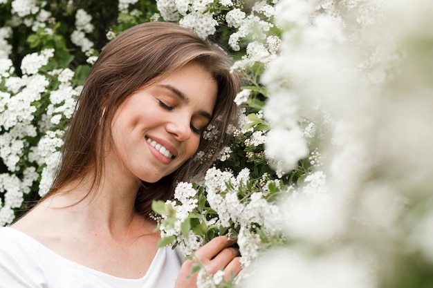 Photo gratuite gros plan, femme, tenue, fleurs