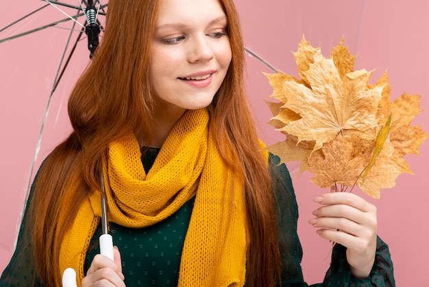 Gros plan, femme, tenue, jaune, feuilles