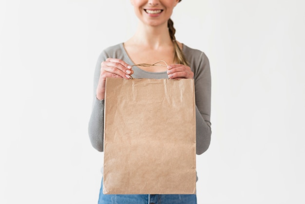 Gros plan, femme, tenue, papier, sac, épicerie