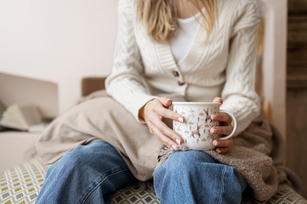 Gros plan, femme, tenue, tasse