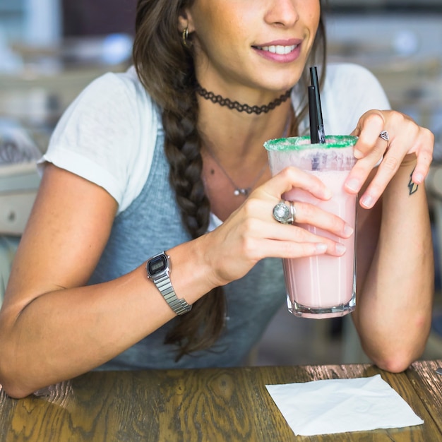 Gros plan, femme, tenue, verre, milkshake