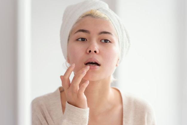 Gros plan femme avec traitement des lèvres