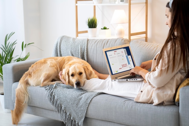 Photo gratuite gros plan femme travaillant avec chien