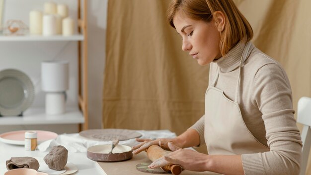 Gros plan femme travaillant avec rouleau à pâtisserie