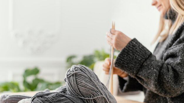 Gros plan, femme, tricot, à, aiguilles