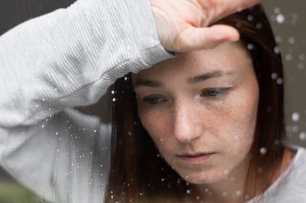 Photo gratuite gros plan femme triste à l'intérieur