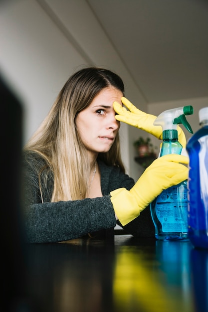 Gros plan, femme, vaporisateur