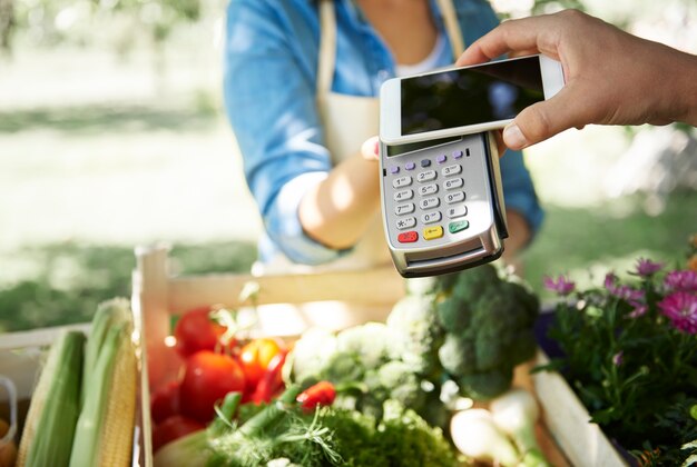 Gros plan sur la femme vendant des récoltes de son jardin