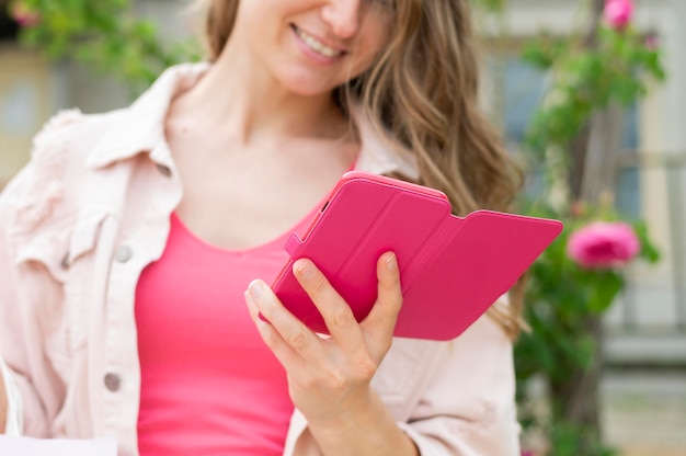 Gros plan, femme, vérification, mobile, téléphone