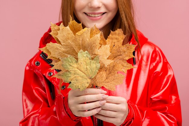 Gros plan, femme, veste, tenue, feuilles