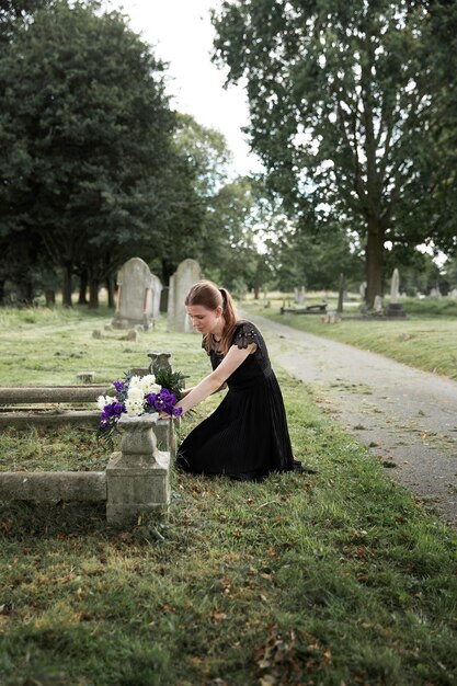 Gros plan sur une femme visitant la tombe d'un être cher