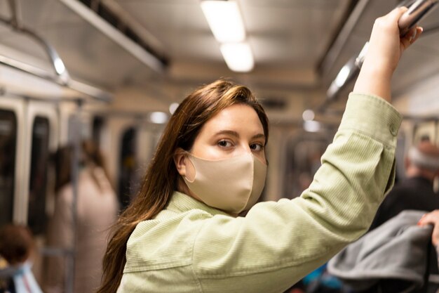 Gros plan femme voyageant en métro