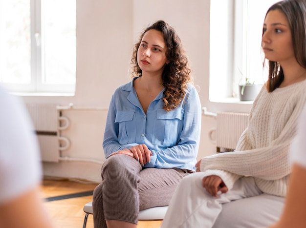 Photo gratuite gros plan des femmes assises sur des chaises