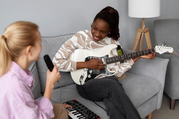 Gros plan des femmes chantant ensemble