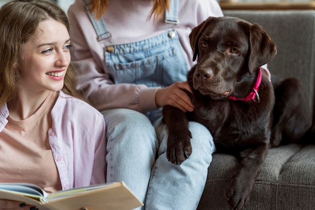 Gros plan des femmes et des chiens à l'intérieur