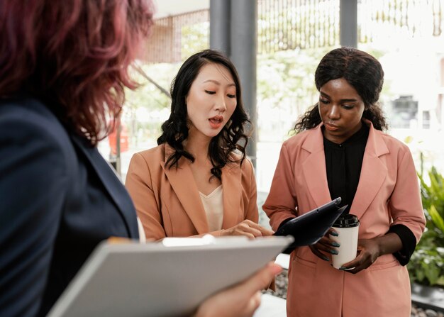 Gros plan, femmes, discuter travail