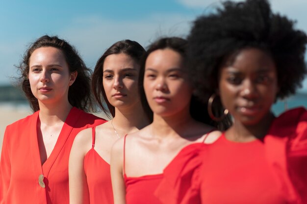 Gros plan des femmes ensemble à l'extérieur