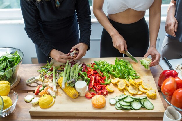 Gros plan de femmes éplucher et couper les fruits et légumes