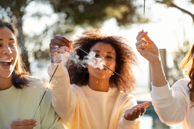 Gros plan des femmes avec des feux d'artifice