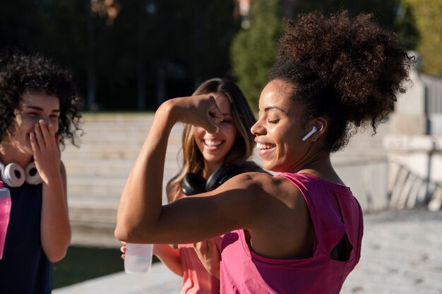 Gros plan des femmes en forme à l'extérieur