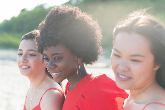 Photo gratuite gros plan des femmes heureuses à l'extérieur