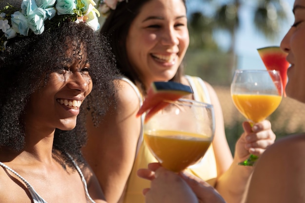 Gros plan des femmes heureuses avec des lunettes