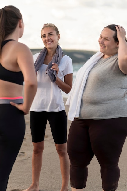 Gros plan des femmes heureuses à la plage