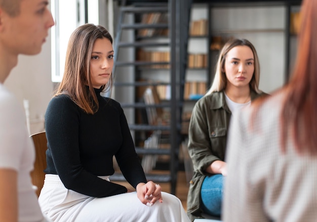 Gros plan des femmes et des hommes tristes en thérapie