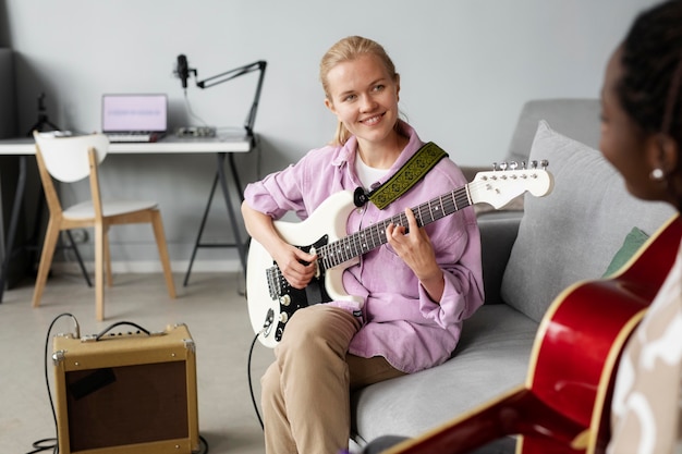 Gros plan des femmes jouant de la guitare