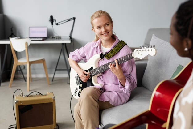 Gros plan des femmes jouant de la guitare