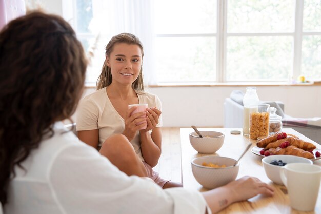 Gros plan des femmes mangeant ensemble