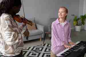 Photo gratuite gros plan des femmes avec piano et violon